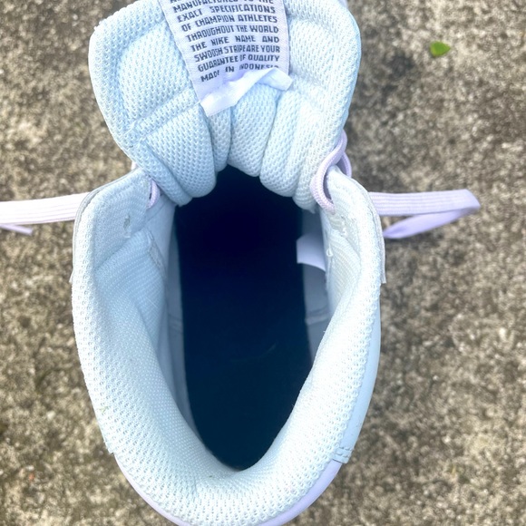 High top Nike shoes - Picture 4 of 4